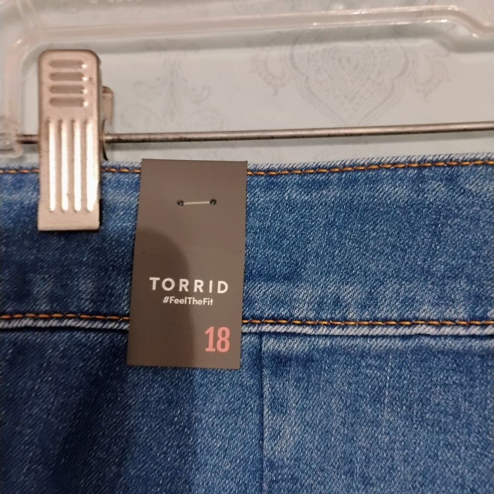 Torrid Medium Blue Cropped Jeans - Picture 5 of 7